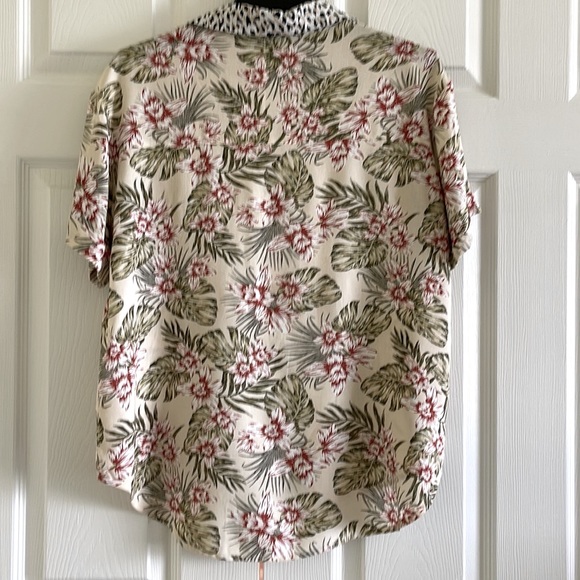 Volcom Floral Short Sleeves High Low Rounded Hem Blouse, Size M. - Picture 2 of 6